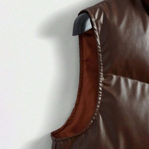 เสื้อแจ็คเก็ตพัฟเฟอร์ผู้ชายแบบกำหนดเอง แขนสั้น คอตั้งผ้าแคนวาส โลโก้ด้านหน้า คุณภาพสูง สำหรับฤดูหนาว - Product Image 5