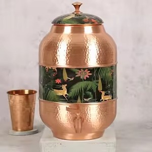 Dispensador de agua de cobre martillado con diseño de calcomanía de jungla oscura y ciervo, una olla tradicional de gran capacidad - Product Image 1