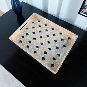 Plateau moderne en bois de noyer pouf avec poignées plateau de service pour la décoration de salon idée cadeau pour la maison - Product Image 2