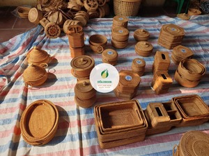 Caja de regalo de bambú ecológica con tapa segura, perfecta para almacenar artículos especiales, accesorios o regalos para eventos - Product Image 4