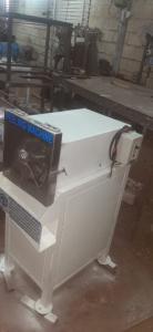 Machine à éplucher les noix de coco à tête unique robuste Parfaite pour les petites unités Fonctionnement facile Construction solide - Product Image 2