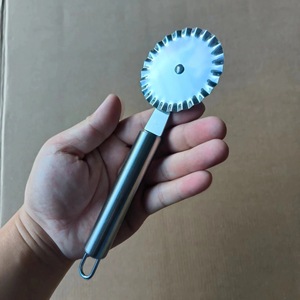 Tagliapizza PT05 in Acciaio con Doppia Ruota, Coltello per Decorazione e Lavorazione dell'Impasto Multifunzione - Product Image 2