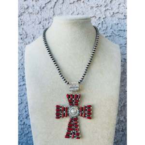 Pendentif porte-bonheur Navajo fait main en argent sterling avec corail méditerranéen et turquoise taille princesse, symbole chrétien et chiffre - Product Image 1