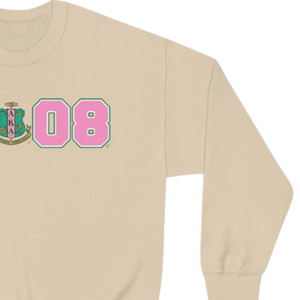 Sudadera con cuello redondo AKA 1908 Year Crest, color beige arena con letras griegas rosas y verdes, suéter de forro polar para hermandad - Product Image 4