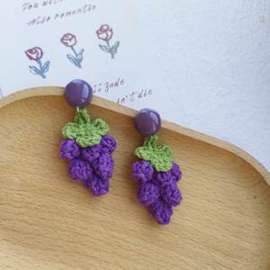 Pendientes Tejidos Vintage en Rojo y Azul, Diseño Floral en Contraste, Accesorios para las Orejas, Joyería de Ganchillo, Clips para las Orejas - Product Image 1