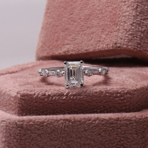 Anillo de compromiso de diamante de corte esmeralda cultivado en laboratorio, certificado IGI de platino, anillo de regalo de ajuste de pavé lujoso para mujer - Product Image 2