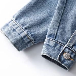 Precio Asequible Mujeres Jeans Chaqueta Algodón Casual Denim Prendas de abrigo de manga larga OEM Venta al por mayor Moda elegante personalizada - Product Image 4