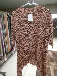 Robe à imprimé léopard à manches et à plusieurs niveaux robe mi-longue décontractée et tenue de soirée robes décontractées imprimées d'animaux en gros - Product Image 2