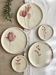 Service d'assiettes en céramique noires minimalistes à motif botanique, finition émail lisse, motif artistique à lignes fines, durable, essentiel pour la salle à manger au quotidien - Product Image 6