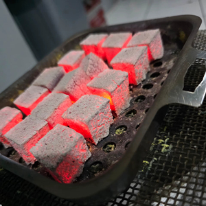 ถ่านมอระกู่ขี้เลื่อยมะพร้าวอินโดนีเซีย: ถ่านก้อนสีดำประดับด้วยเนื้อเปลือกหอยที่เป็นเอกลักษณ์ - Product Image 1