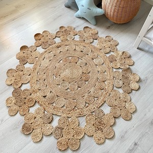 Tapis rond en jute durable et écologique avec motif floral, tapis artisanal pour la décoration intérieure des hôtels et des villas - Product Image 4