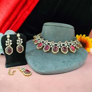 Conjunto de collar de circón y moissanita victoriana con estilo Maang Tikka con un sari tradicional, Lehenga y vestido de fusión Regal Appeal - Product Image 5