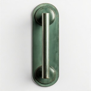 NoirNest Manija verde Tirador de latón Regal Crest Manija de puerta de diseño premium en latón hecho a mano con acabado de pátina vintage - Product Image 1