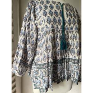 Blusa Bohemia para Mujer con Cuello con Volantes, Estampado a Bloques, Cuerpo Cuadrado - Popelina Tejida Color Verde Azulado, Corte Holgado, Talla XL, para Fiesta, Temporada de Otoño - Product Image 1