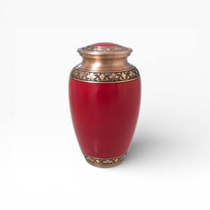 Urne funéraire en finition rouge profond brillant avec des bandes gravées de fleurs dorées et un couvercle sécurisé pour un hommage funéraire élégant - Product Image 1