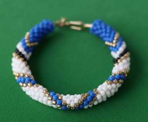 Elegantes aretes de aro hechos a medida, hechos a mano con vibrantes cuentas de semillas de vidrio, que añaden encanto de color y estilo bohemio a cualquier look. - Product Image 4