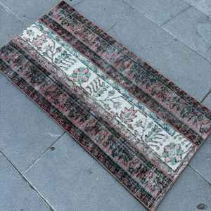 Alfombra pequeña vintage de 2x4 pies (62x123 cm), alfombra turca con estampado animal marrón - Product Image 4