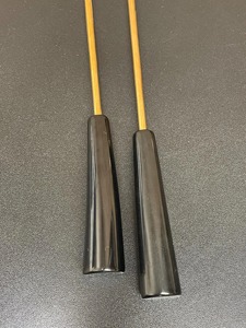 Ensemble d'accessoires de bar plaqués or de haute qualité avec poignées noires, parfait pour la préparation de boissons à la maison et lors de fêtes, provenant d'Inde. - Product Image 3