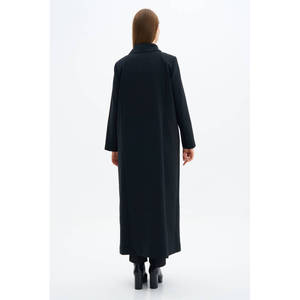 Gabardina Clásica Negra con Capucha, Cinturón Desmontable y Estampado - Product Image 6