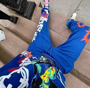 Conjunto de chándal con capucha recortada y pantalones de chándal acampanados con estampado de abullonado para hombre y mujer - Product Image 6