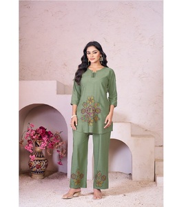 Conjunto de trabajo de hilo de bordar múltiple con estilo para mujer, tela de rayón pesado, perfecta para funciones de boda y celebraciones - Product Image 1