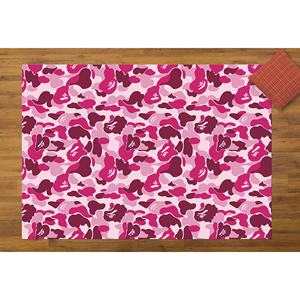 Alfombra con Patrón de Camuflaje Rosa: Alfombra Moderna, Suave, Lavable a Máquina, Delgada y No Tejida - Product Image 1