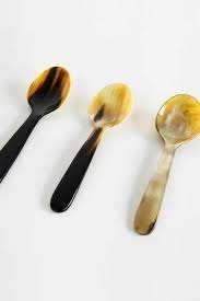 Cuillère de cuisine rustique écologique artisanale, fabriquée avec une longue poignée en corne de buffle lisse, non toxique et polie - Product Image 2