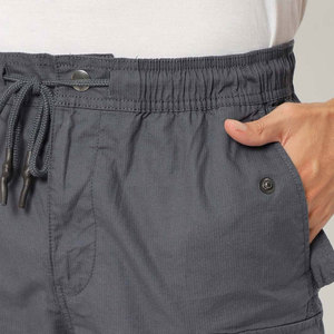 Shorts cargo décontractés pour hommes, fabriqués en usine, avec logo personnalisé, confortables et tendance. - Product Image 6