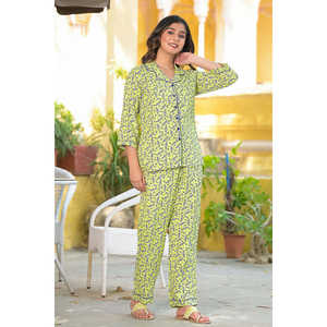 Pijama de Rayón Estampado Floral Verde para Mujer, Ropa de Dormir Cómoda, Cintura Elástica con Cierre de Botones, ODM - Product Image 1