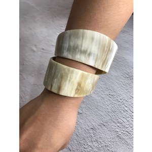 Brazalete y pulsera de cuerno únicos para estilo bohemio - Product Image 4