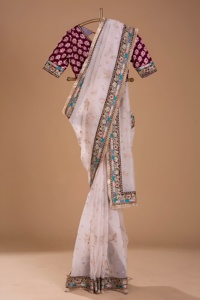Hermoso sari de diseñador en tela de organza de seda con bordados de hilo y lentejuelas, y blusa en tela de seda mono Benglori con adornos. - Product Image 5