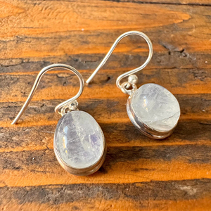 Delicada plata esterlina hecha a medida forma ovalada joyería fina piedra lunar Natural plata esterlina piedra gota pendientes regalo para ella - Product Image 1