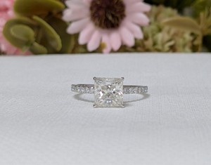 Bague de fiançailles en or blanc 14 carats massif, sertie d'un halo caché pavé de diamants de laboratoire taille princesse de 2 carats, cadeau de la Saint-Valentin - Product Image 1