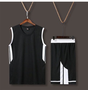 Ensemble d'uniformes de basket-ball imprimés par sublimation Conception de couleur personnalisée Vêtements de sport à séchage rapide évacuant l'humidité pour les hommes de la ligue et du collège - Product Image 6