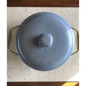 Casserole couverte en céramique vintage avec support en métal orné Vaisselle du milieu du siècle Chauffe-plats en grès violet vintage - Product Image 6