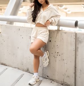 Streetwear d'été pour femmes meilleure vente 2 pièces ensemble short à séchage rapide qualité fermeture éclair veste courte genou Shorts gland couleur unie - Product Image 2