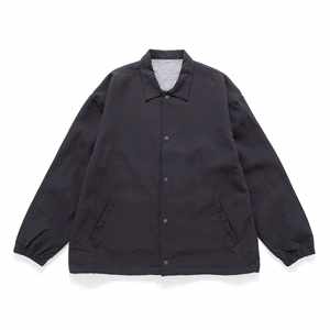 Vestes de coaching noires vierges avec logo personnalisé, imperméables, légères, respirantes, en nylon, avec fermeture à boutons surdimensionnés - Product Image 1