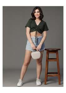 Top de manga acampanada de crepé floral con detalles de botones versátil para estilo informal o formal de moda con logotipo frontal técnicas teñidas lisas - Product Image 2