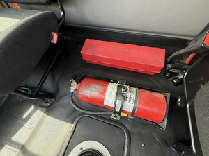 Camion à caisse de 20 pieds robuste de 2018, 300 CV, diesel, boîte manuelle à 10 vitesses, hayon élévateur inclus - Product Image 2