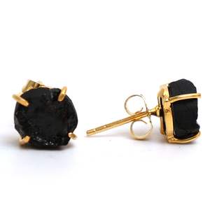 8-10mm brut noir Tourmaline pierre plaqué or Prong ensemble boucles d'oreilles à la main pierre de naissance délicat minimaliste bijoux pour femmes - Product Image 6