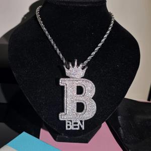 จี้เพชรโมอิสซาไนต์เกรดพรีเมียม VVS ชุบทองคำขาวบนเงินแท้ 925 รูปมงกุฎประดับอักษรย่อแบบฮิปฮอปสำหรับผู้ชาย ราคาประหยัด - Product Image 3