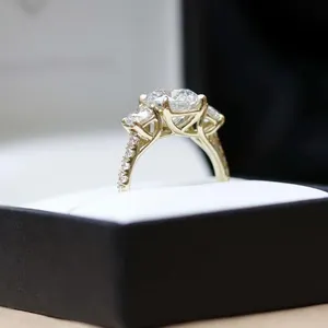 Anillo de compromiso de tres piedras de diamante cultivado en laboratorio de corte redondo de 1,5 quilates, anillo de boda con ajuste de enrejado, joyería clásica de diamante de laboratorio - Product Image 5