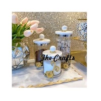 Ensemble de trois boîtes de rangement en verre faites à la main avec couvercles en acier et plateaux ronds/carrés pour servir des bonbons, des fruits secs et du chocolat