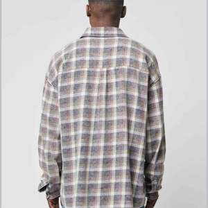 เสื้อเชิ้ตผ้าสักหลาดลายสก๊อตแขนยาวผู้ชายใหม่พร้อมกระเป๋าสองใบและปุ่มพิมพ์ลายแฟชั่น 2023 - Product Image 4