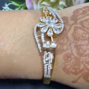 Bracelet réglable à la mode de qualité supérieure avec pierres de finition dorée pour un usage moderne et un bracelet de fête pour femmes et filles - Product Image 1