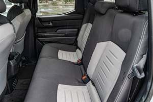 Pick-up tout-terrain de taille moyenne d'occasion 2025, édition TRD Off-Road - Product Image 4