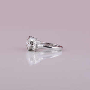 Anillo de compromiso de diamante cultivado en laboratorio de corte redondo de tres piedras personalizado, regalo de aniversario lujoso chapado en oro sólido de 14 quilates - Product Image 2