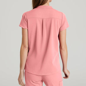 Top à col en V coupe moderne pour femmes Top à manches crantées à col à bandes et 2 poches Bright Papaya - Product Image 3