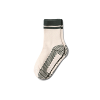 Vietnam JZVINA Usine Chaussettes Crew en coton anti-dérapant personnalisées Chaussettes rayées respirantes pour trampoline Chaussettes de sport d'intérieur avec prise en main de marque privée