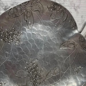 Bandeja Redonda de Aluminio Martillada a Mano de Wendell August Forge, Diseño Botánico Floral de Dogwood, Decoración Coleccionable para el Hogar - Product Image 3